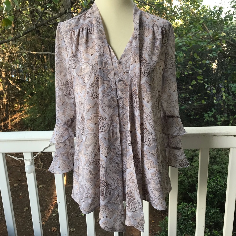 Neutral patterned blouse with versatile bow detail